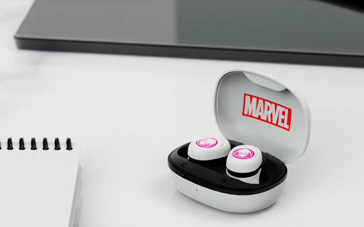 Audífonos TWS Xtech Edición Ghost-Spider con su estuche de carga temático.