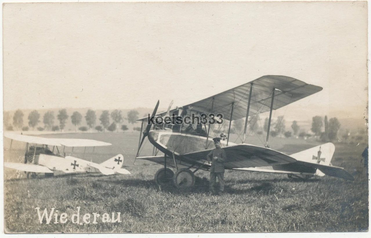 Foto Doppeldecker Flugzeuge der Flieger Ers Abt 1 auf Feldflugplatz Wiederau