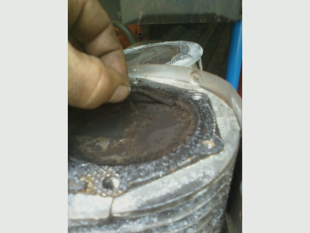Generator, carbon on head, piston - no clearance. Tecumseh