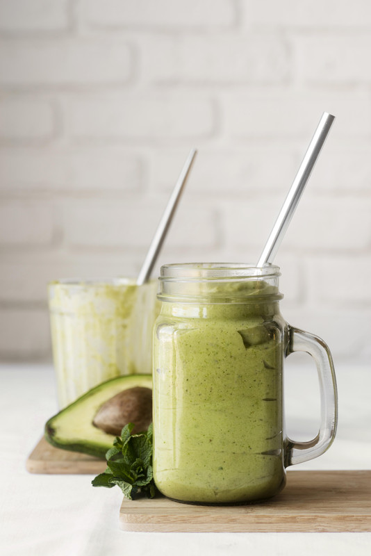 Smoothie verde delicioso com abacate