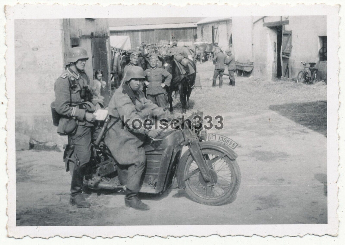 Foto Kradmelder und Feldwebel Spieß auf einem Motorrad .