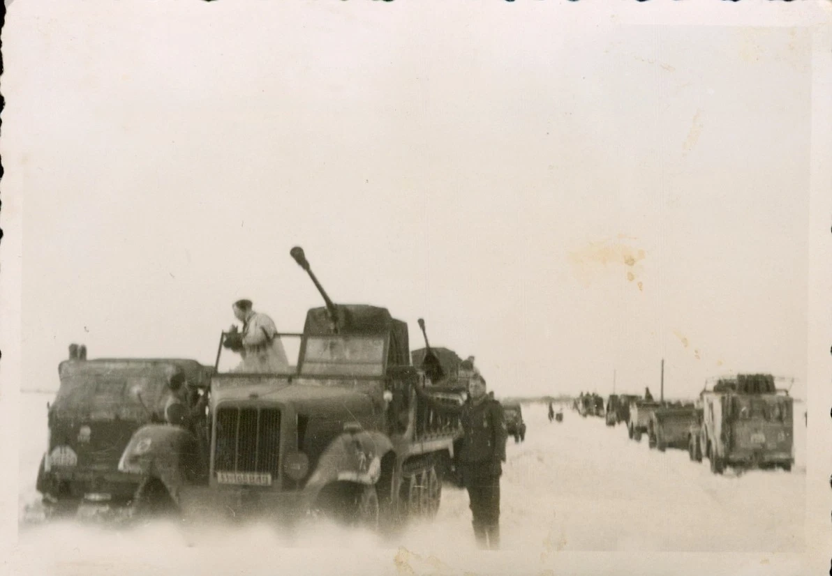 Foto WK2 Wehrmacht Fahrzeuge LKW Halbkette Vormarsch Charkow Rußland