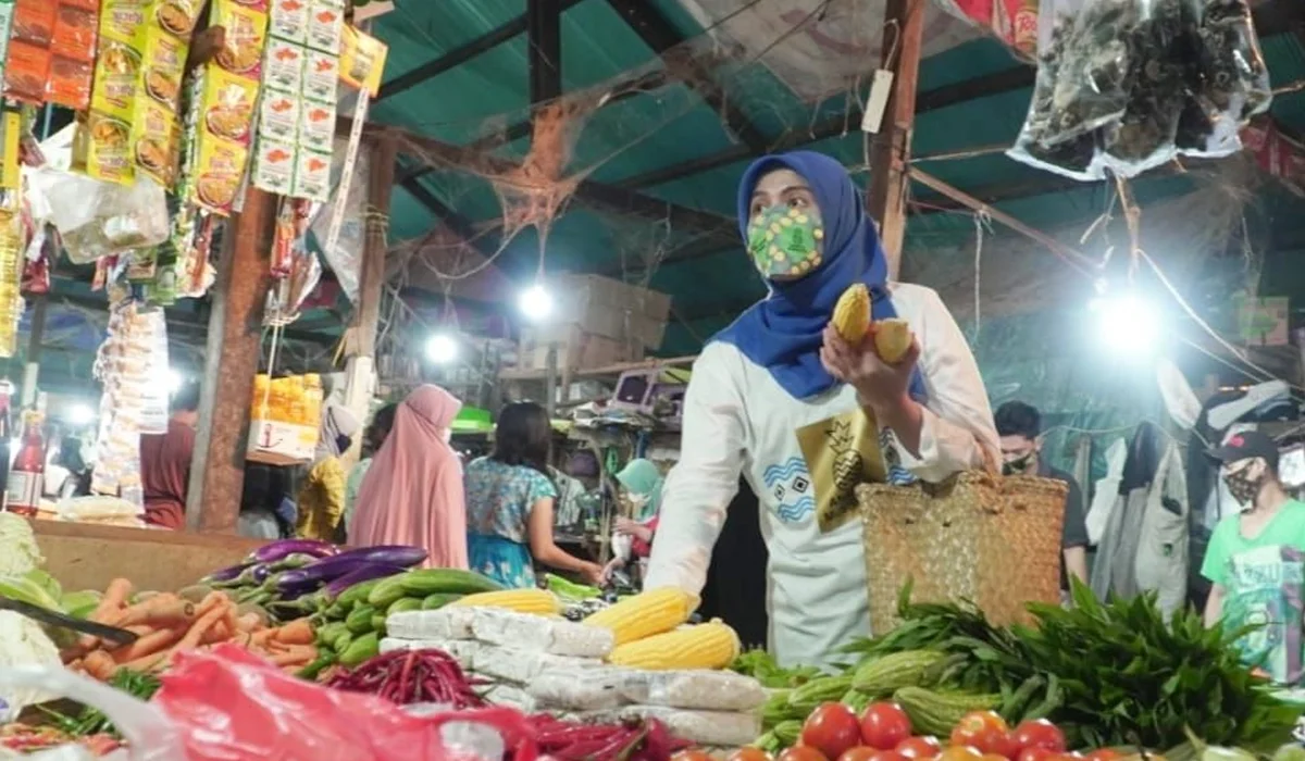 Gaya Khas Ibu-Ibu Indonesia Saat Belanja di Pasar Tradisional