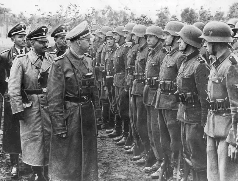 Heinrich Himmler, Reichsführer de las Waffen-SS, visita a los voluntarios ucranianos de la 14ª División SS de Granaderos Ucraniana Galitzia