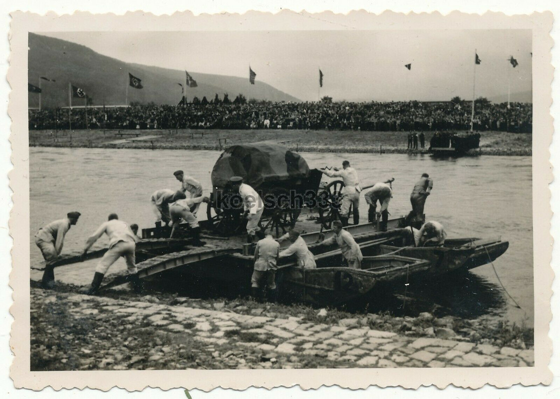 11 Fotos Pionier Batl. 19 Holzminden Weser Ponton Fähre LKW Gefechtswagen3