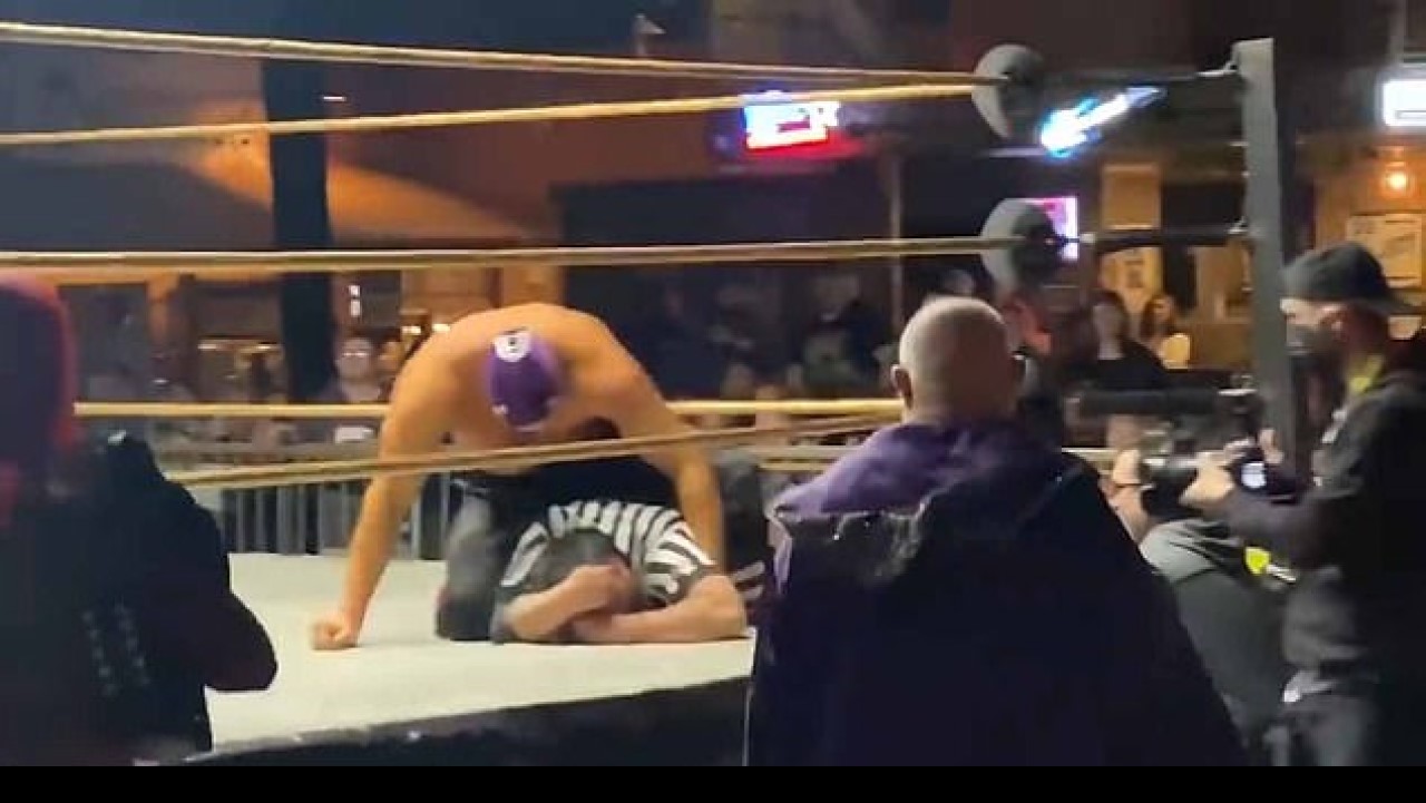Árbitro de la Lucha Libre es apuñalado en pleno show sobre el cuadrilátero