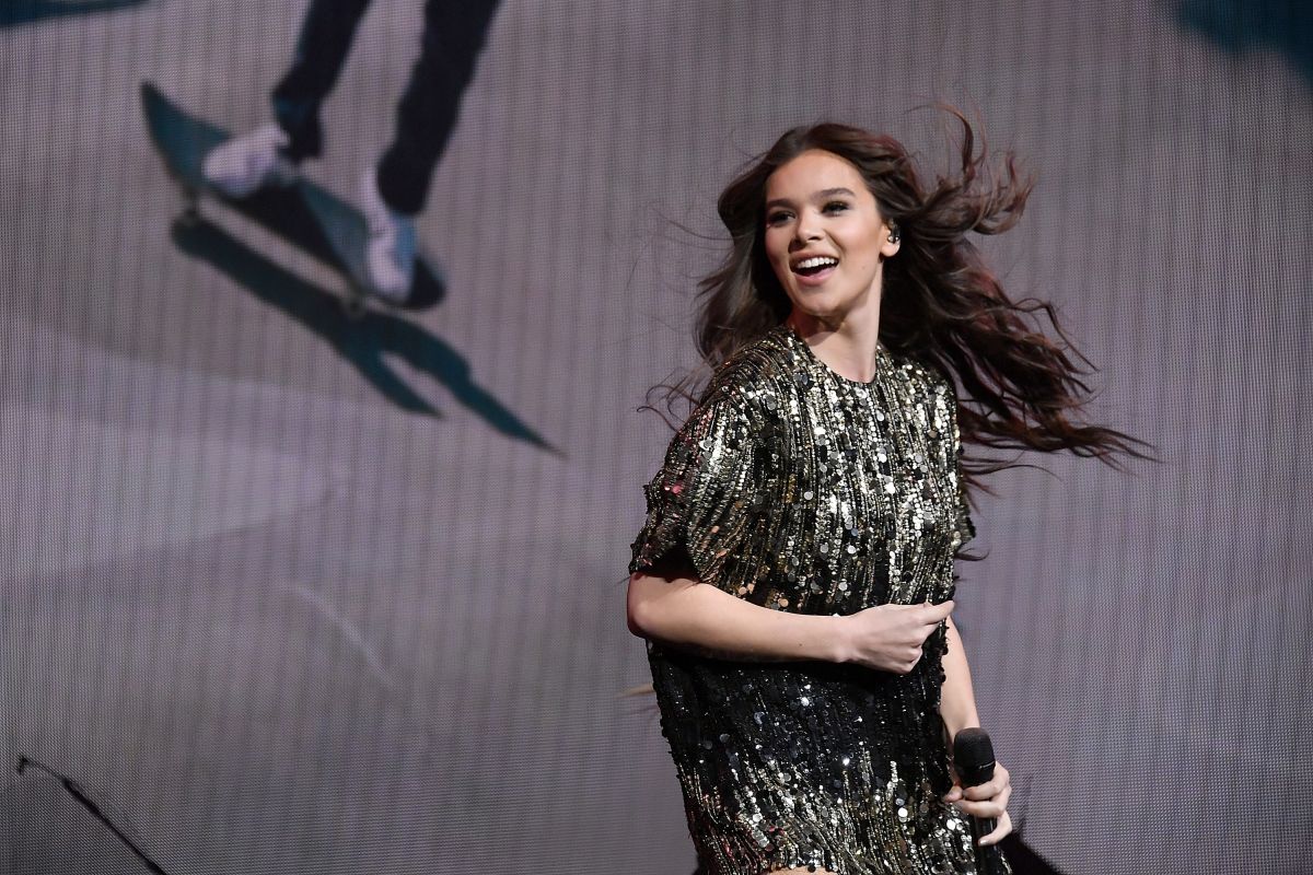 hailee-steinfeld-performs-at-radio-city-music-hall-in-new-york-0