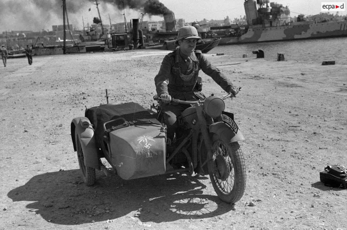 Un side-car BMW affecté à une unité de Feldgendarmerie de l'armée de l'air allemande.1941.