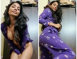 Hot indian girl flashing her ass and boobs nude video