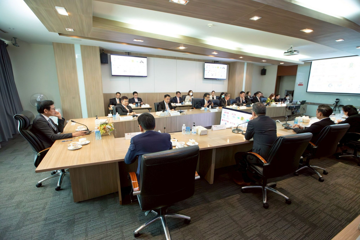 รมว.พน. พบ กกพ (7)