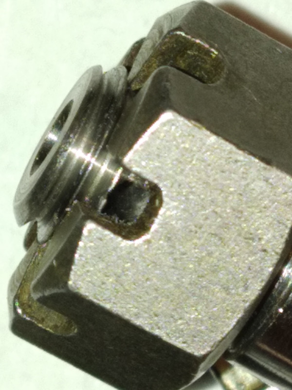 12. écrou H crénelé (12x175) non épaulé - vissé au maximum