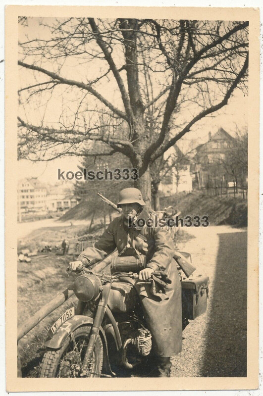 Foto Kradschütze der Wehrmacht mit Gasmaske und Karabiner auf BMW Motorrad