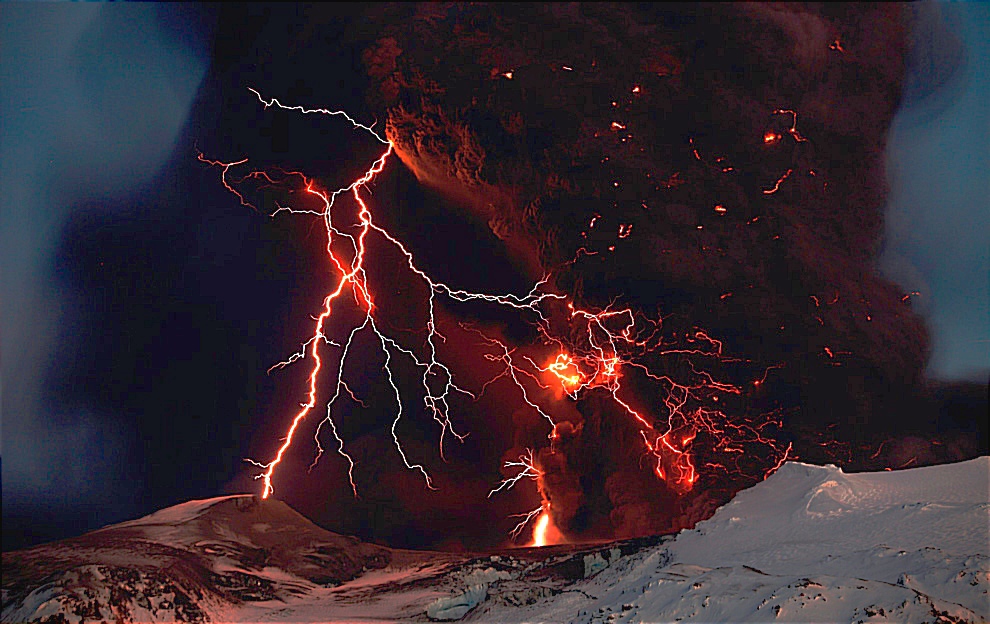 Erupci�n del volc�n Eyjafjallaj�kull en 2010: columna de ceniza con rayos volc�nicos sobre el glaciar de Islandia