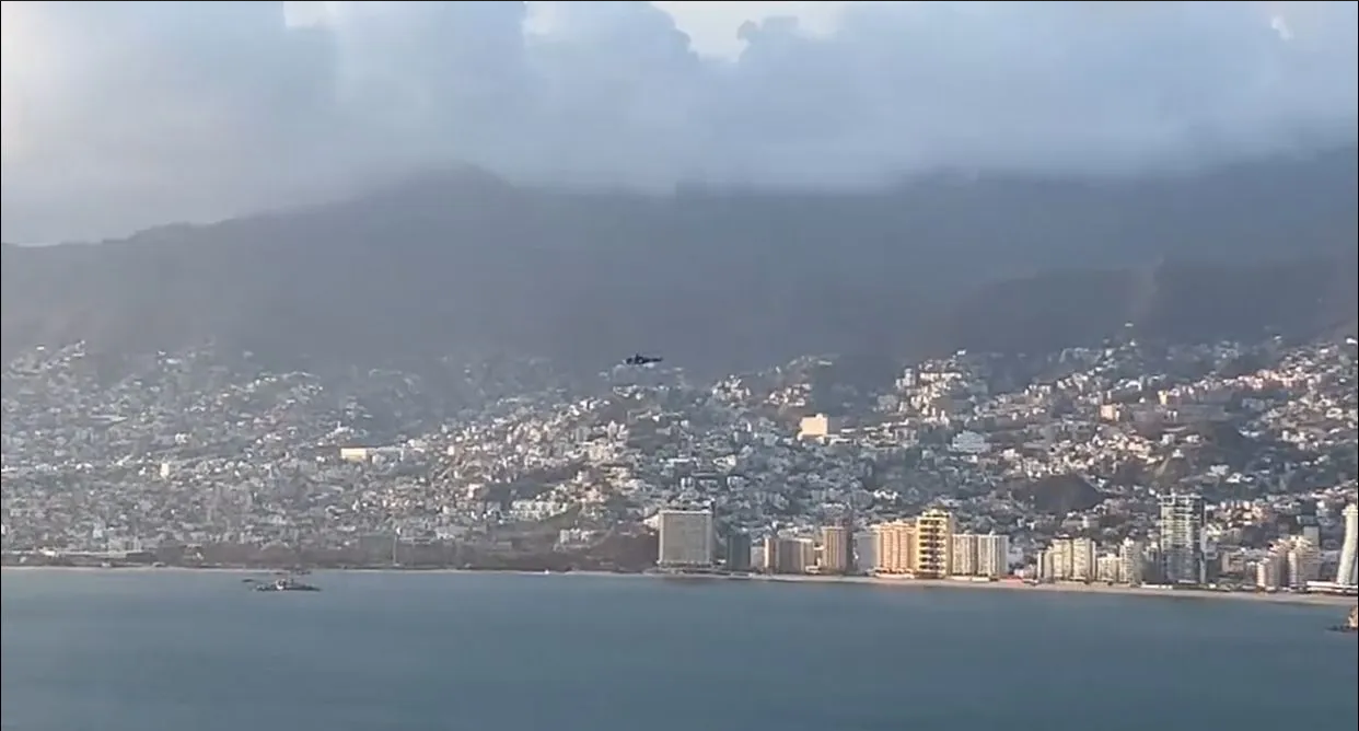  Sobrevuela AMLO zonas devastadas por huracán Otis en Guerrero