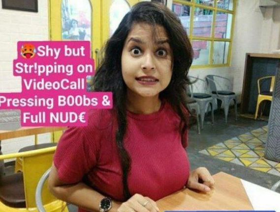 Desi girlfriend showing her boob on vc with boyfriend