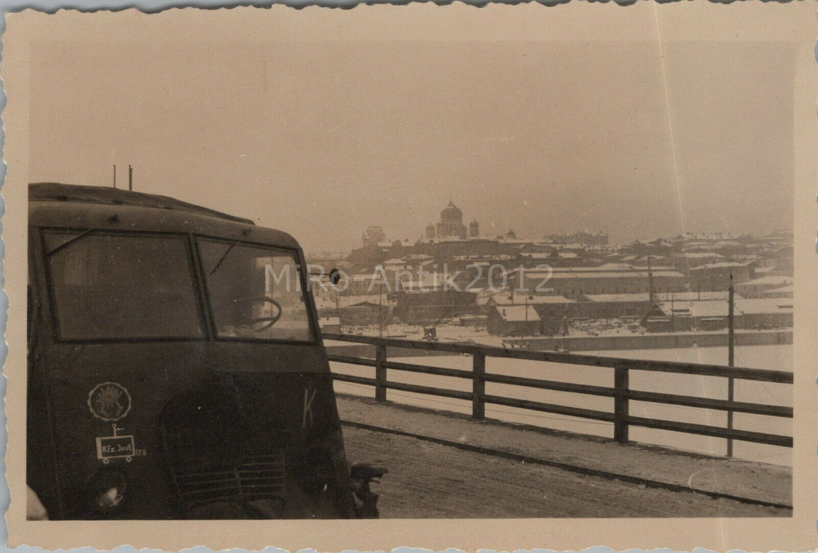 Beute Lkw der Inst. auf Brücke in Russland