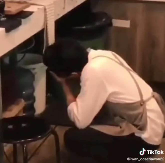 Tak lihat mantan pacar prewedding dengan calon suami, barista ini kepergok nangis