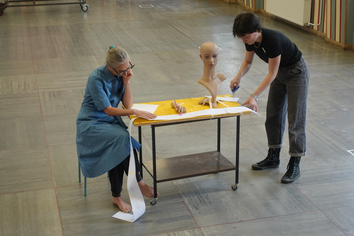 Szene mit Darstellerin Zsuzsanna Iszlay und Regieassistentin Madita Mönch