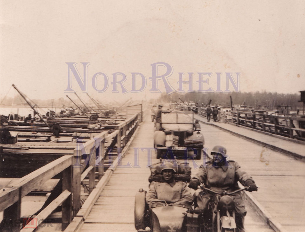 Колонна техники 16 танковой дивизии Вермахта. Переправа.