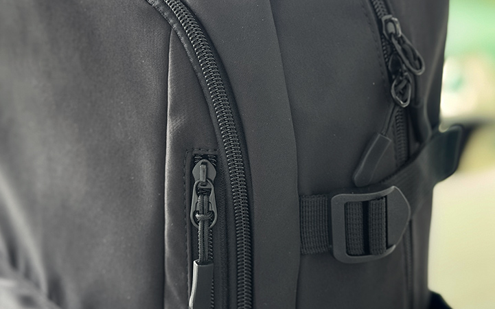 Una persona llevando el bulto Xtech UrbanPro, destacando su comodidad y diseño ergonómico.