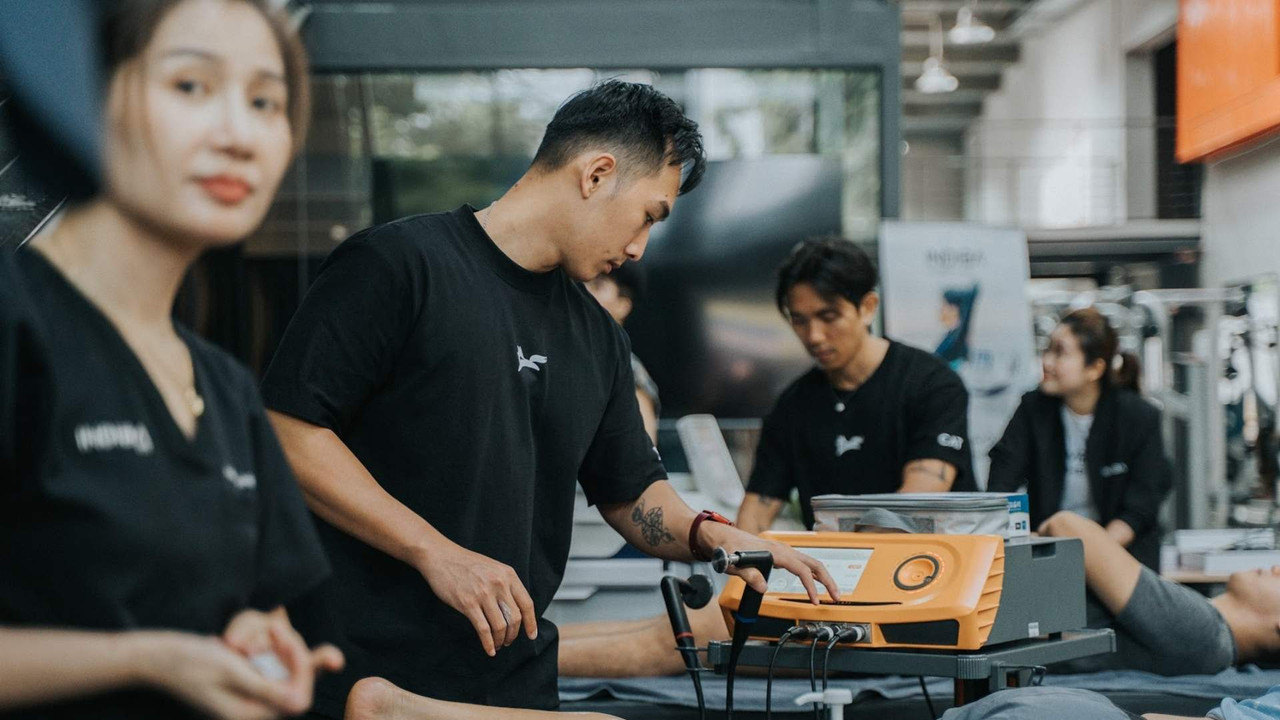 Kỹ thuật viên Active Fox thực hiện liệu trình FoxLean bằng máy INDIBA 448 kHz hỗ trợ giảm mỡ nội tạng tại TP.HCM