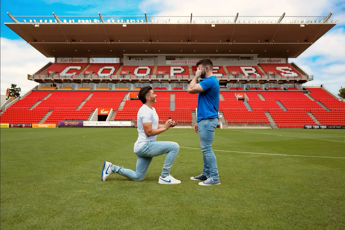 Josh Cavallo, pionero del fútbol y el amor: Propuesta de matrimonio en el campo