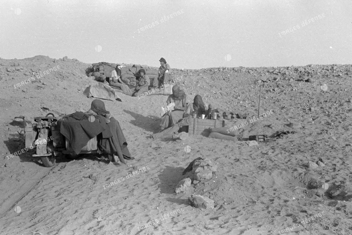 Distribution de nourriture près d'un side-car de la Luftwaffe immatriculé WL-279 404.