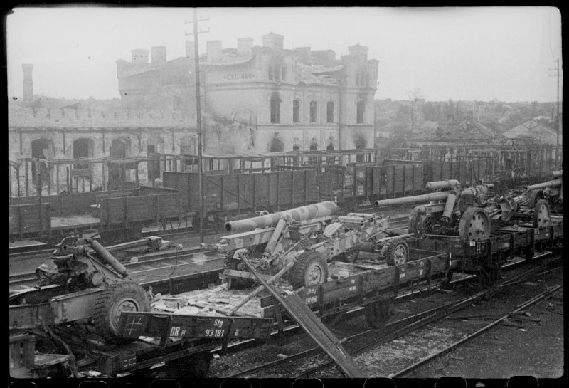 3-й Украинский фронт. Трофейные орудия 6-й немецкой армии на вокзале в Кишиневе.