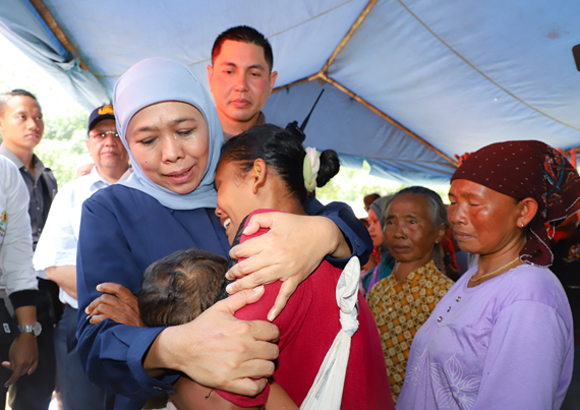 Tempuh Medan Berat, Gubernur Khofifah Beri Semangat Para Pengungsi Banjir Bandang Jember