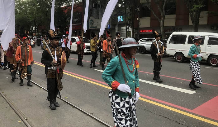 Keberadaan prajurit Keraton Surakarta atau yang juga disebut Bregodo menjadi daya tarik tersendiri saat gelaran Kirab Boyong Kedaton di Kota Solo, Jumat (17/2/2023).