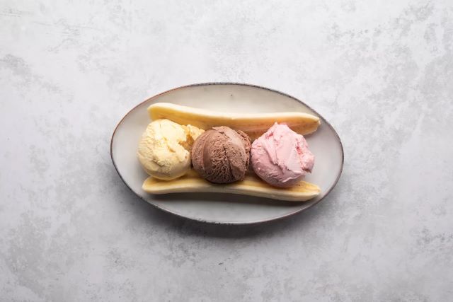 banane i sladoled u tanjiru za banana split