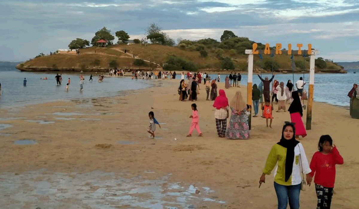 Menyusuri Keindahan Pantai Lariti, Fenomena Laut Terbelah yang Memukau
