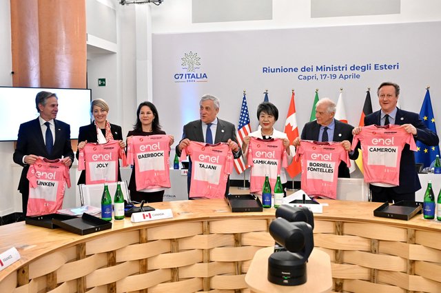 Il Giro d'Italia colora di Rosa la riunione del G7 con i Ministri degli Esteri