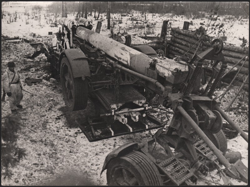 Захваченные немецкие дальнобойные пушки, обстреливавшие Ленинград.