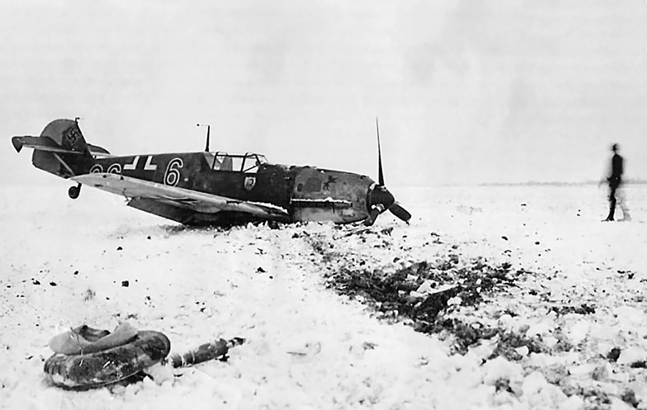 Messerschmitt-Bf-109E3-8-JG2-Black-6-gro