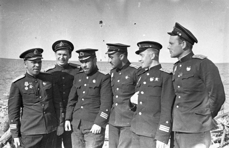 Офицеры из бригады подводных лодок и др. КБФ. Слева направо Опарин, Травкин, Дашкачьян, Иванушкин, и