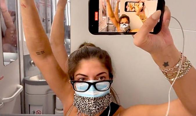 Mujer se encierra en el baño de un avión tras dar positivo a COVID-19