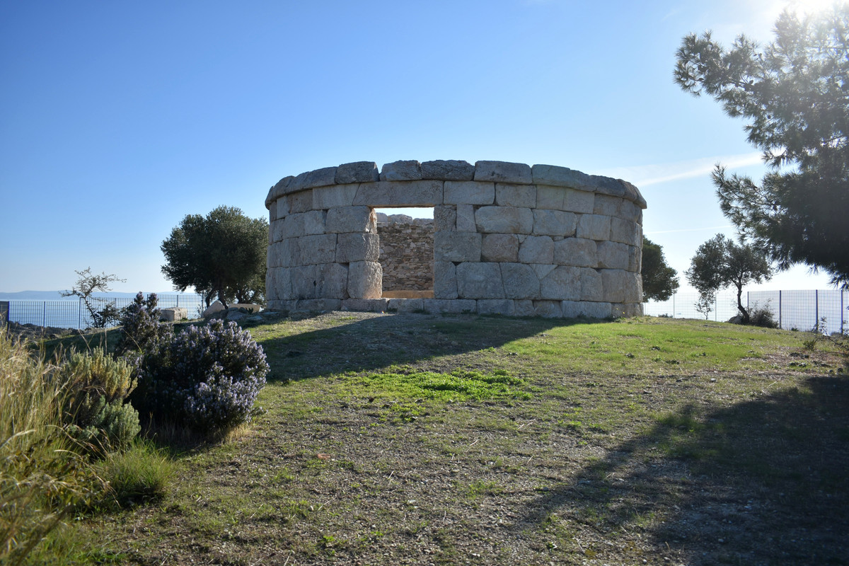 Ταφικό Μνημείο (2)