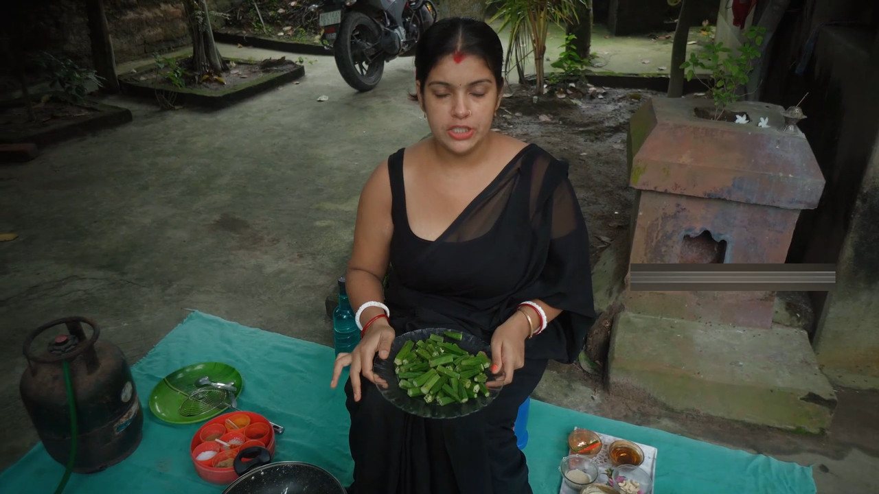 Homely Chubby bengali Lady hot in black saree.mp4_snapshot_00.36.724