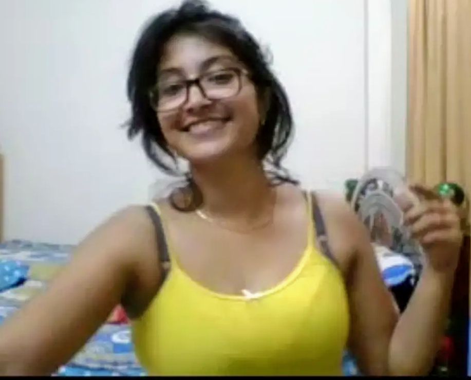 Desi bhabhi Showing live hotness exclusive video