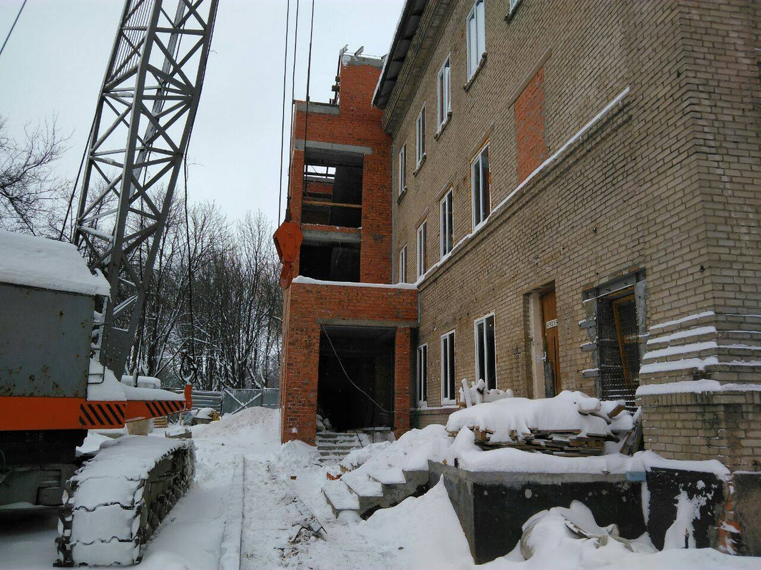 В старинном парке корпуса больницы кирпичные простые корпуса