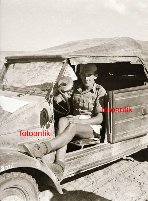 2 WK, Afrika,Soldat mit Uniform in VW-Kübelwagen