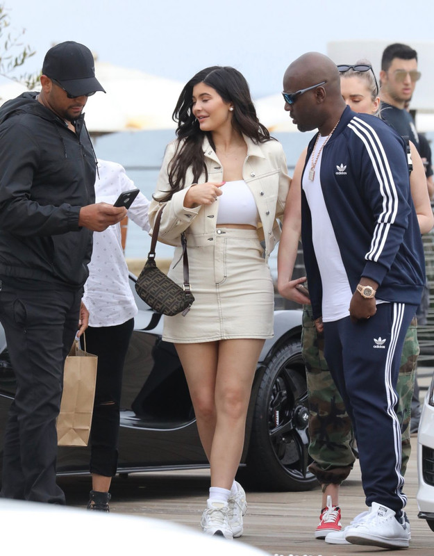 kylie-jenner-out-for-lunch-in-malibu-05-19-2018-2