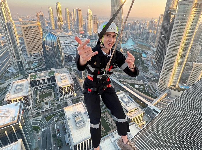 Verrel memberanikan diri untuk mencoba salah satu atraksi paling menantang, yakni Sky Views Dubai.