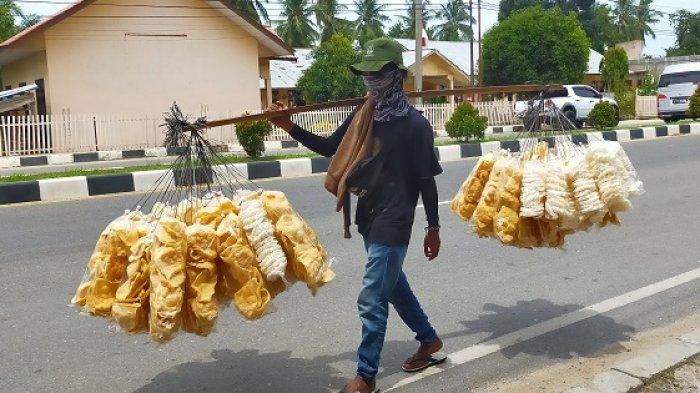 penjual-kerupuk-dari-pangkalan-susu