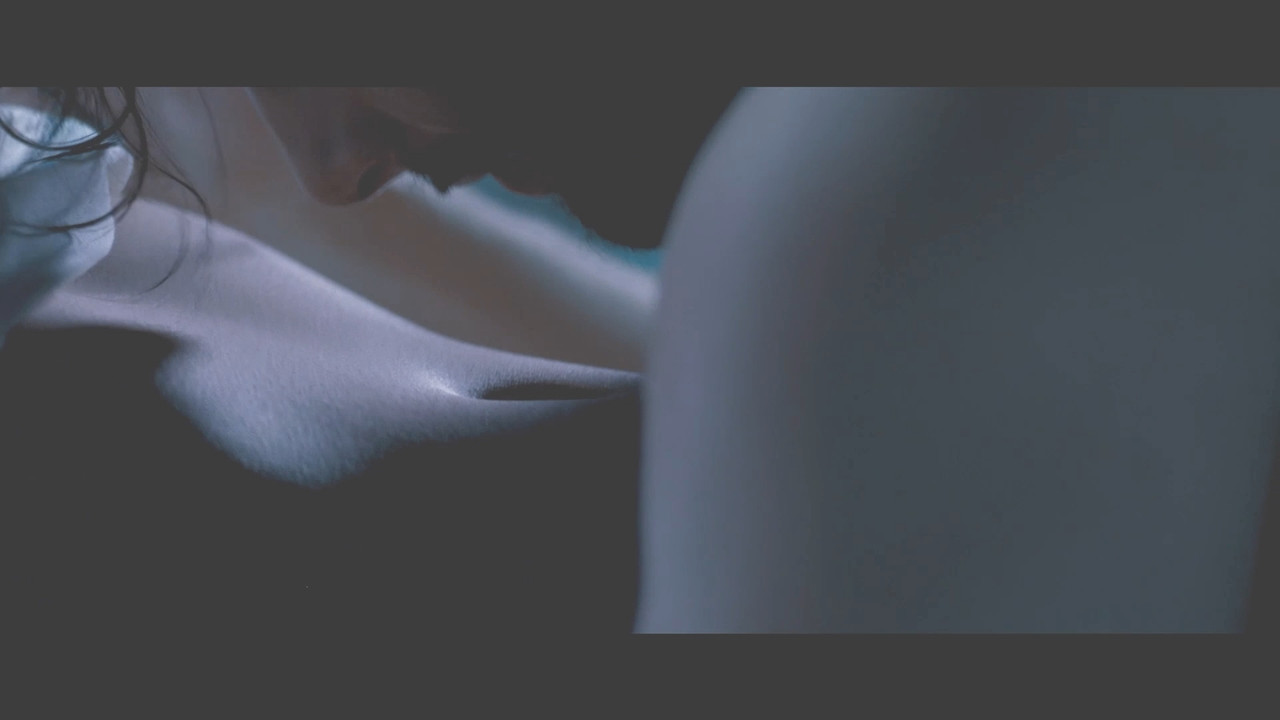 Raima Sen Hot Navel From Mirch 2010 1080p Light Version.mp4_snapshot_00.28_[2020.12.02_20.41.28]