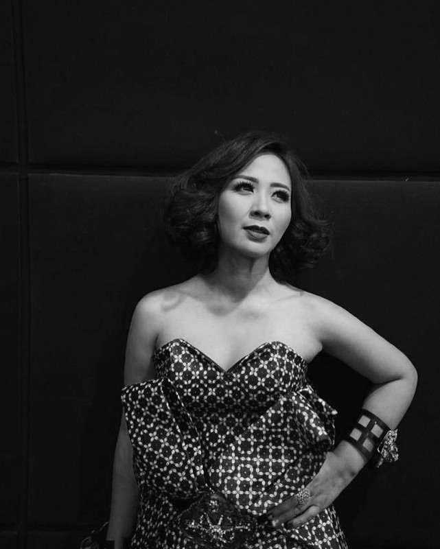 7 Potret menawan Astrid Sartiasari, 17 tahun berkarya di dunia musik