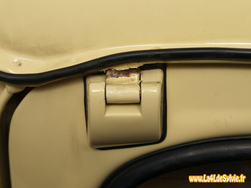 charniere-coffre-4l-sylvie-cassee-01