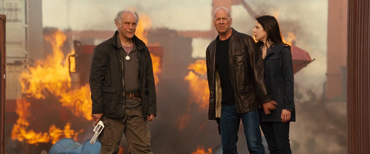 RED 2010 BluRay [Hindi + Tamil + Telugu + English] 480 720p 1080p ESub Screenshot