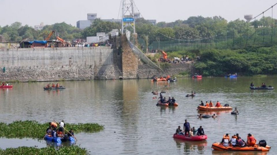 Decesos por colapso de un puente en India sube a 137; hay 9 funcionarios detenidos